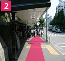 JR原宿駅竹下口を左に見ながらまっすぐ進む