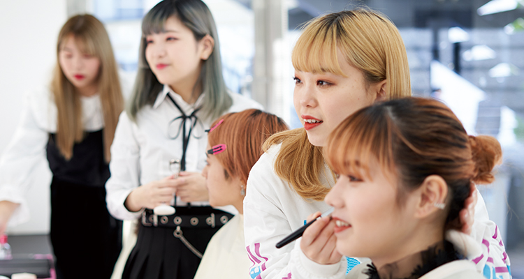 MAKE UP
