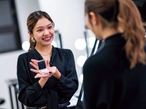 美容部員